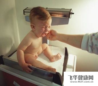 回缩睾丸,睾丸可推挤或拉入阴囊内,松开后又缩上至腹股沟处.