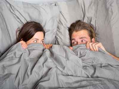 怎么办?一对夫妻在公园亲热