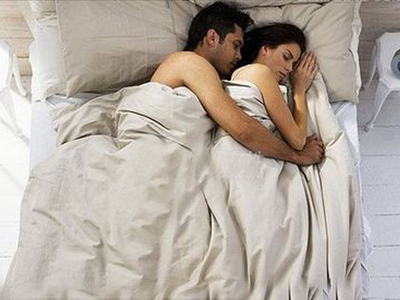 英国最近一项研究发现,夫妻睡觉时相隔不到一英寸(约2.