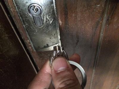 钥匙断在锁里开锁匠竟这样做