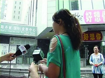 当事人在此雕刻家打扮院前接受采访