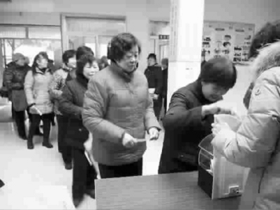 夫妇相继患癌邻居自发捐款