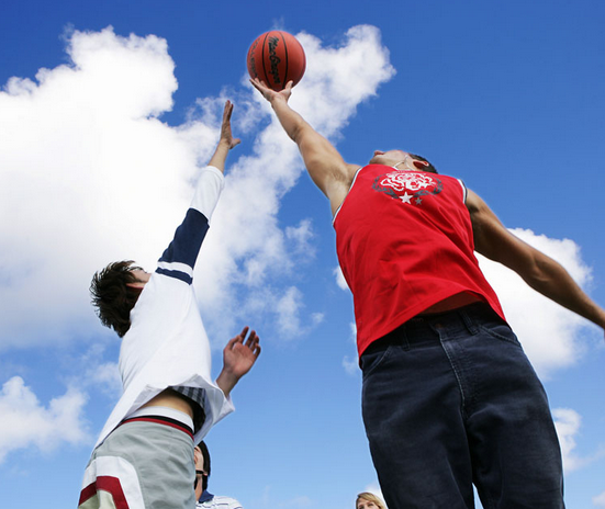 怎么打篮球会有助于长高 o4YBAFcfC8eAW9lIAAexoIC3cYM407.png